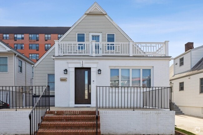 Building Photo - 322 E Penn St Unit 2 Rental
