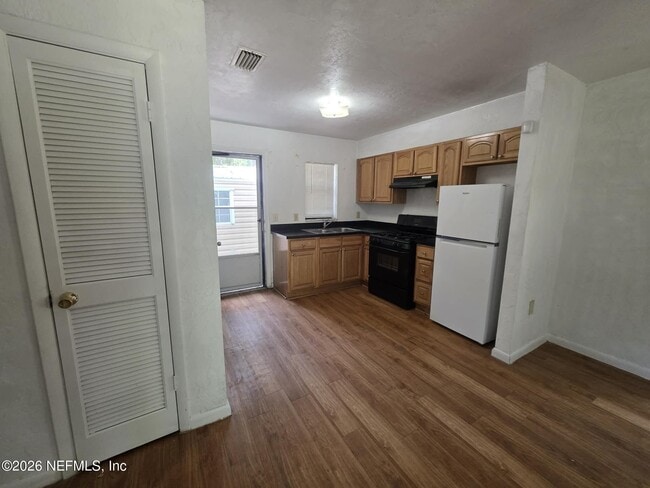Photo - 601 MCCLURE St