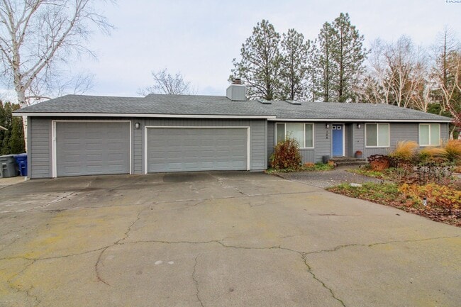 Building Photo - 5 Bed/3 Bath + an Office/Bonus Room House