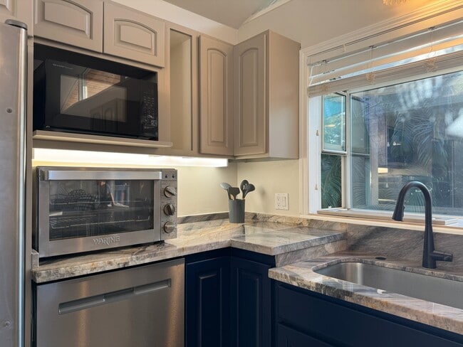 Kitchen - 1668 S Alaniu Plz Unit Ohana