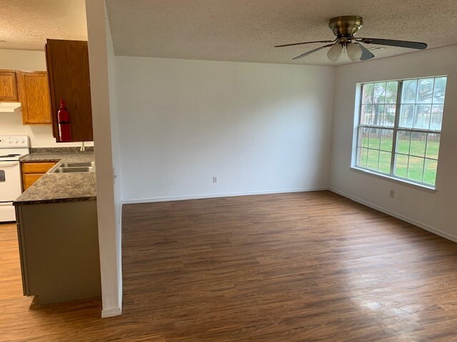 Living room - 2920 Dawn Ct