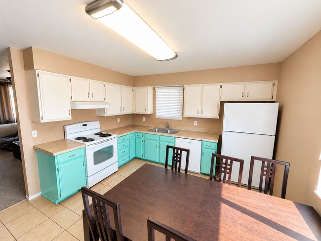 811 S 75 E St Unidad Room 4