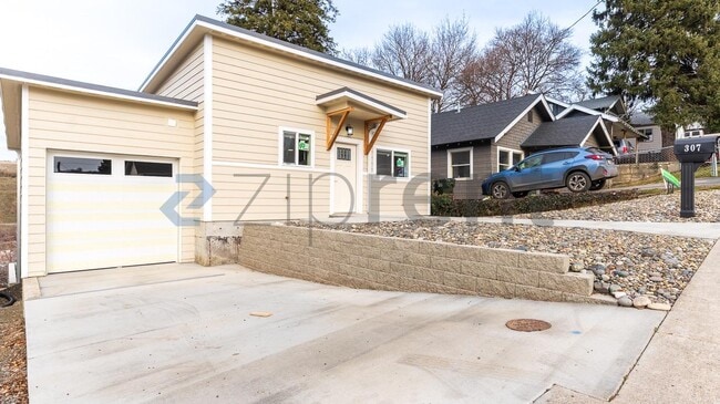 Photo - 307 E Thorn St