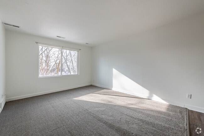 2BR, 1BA - 750SF