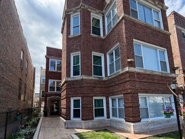 Photo - 7304 S Emerald Ave Unidad 1R