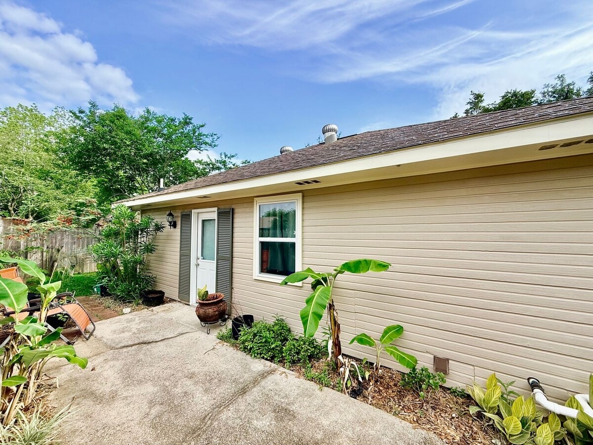 Photo - Elegant Cottage Retreat in Wimbledon Estates – Walk to Perkins Rowe