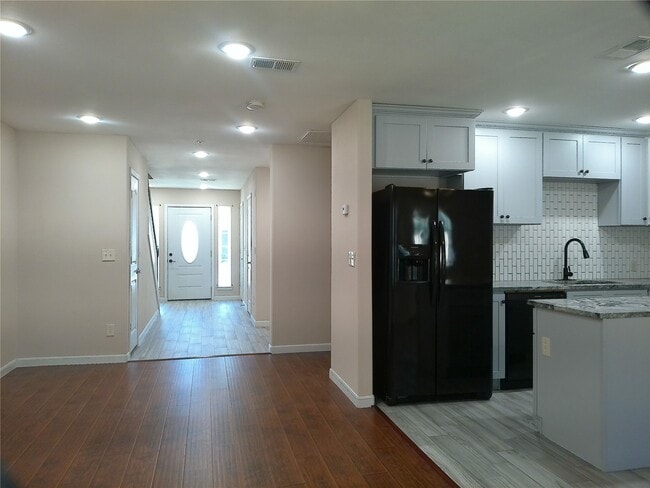 Building Photo - 22262 Adams St Unit 9