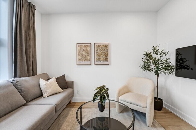 Photo - 887 Somerset St W