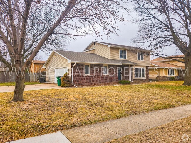 Building Photo - Beautiful 5 bedroom home in Waukee.