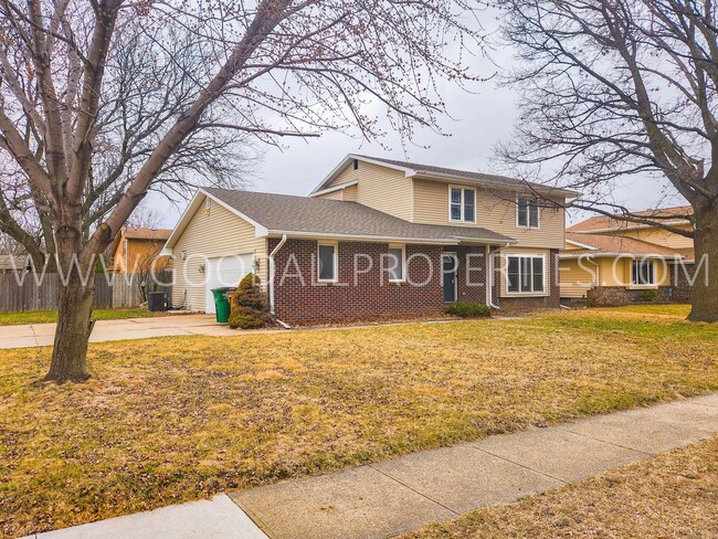 Beautiful 5 bedroom home in Waukee. - Beautiful 5 bedroom home in Waukee.