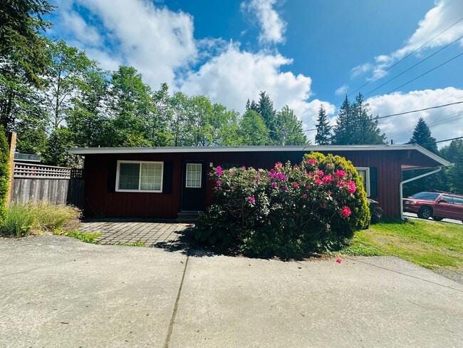 Charming 2-Bedroom Home Near Lake Padden - Charming 2-Bedroom Home Near Lake Padden