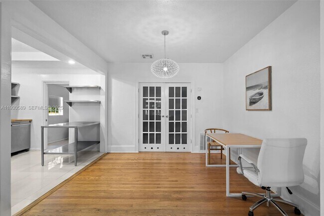 Photo - 555 NE 73rd St