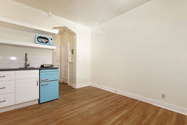 Building Photo - 2709 Dwight Way Unit 06