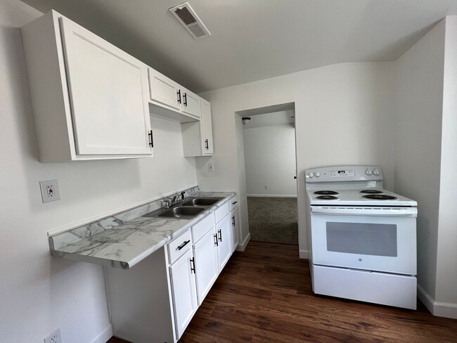 Photo - Large newly remodeled one bedroom one bath apartment for lease now. Apply Today! Unidad 647 1/2 Ohio St.