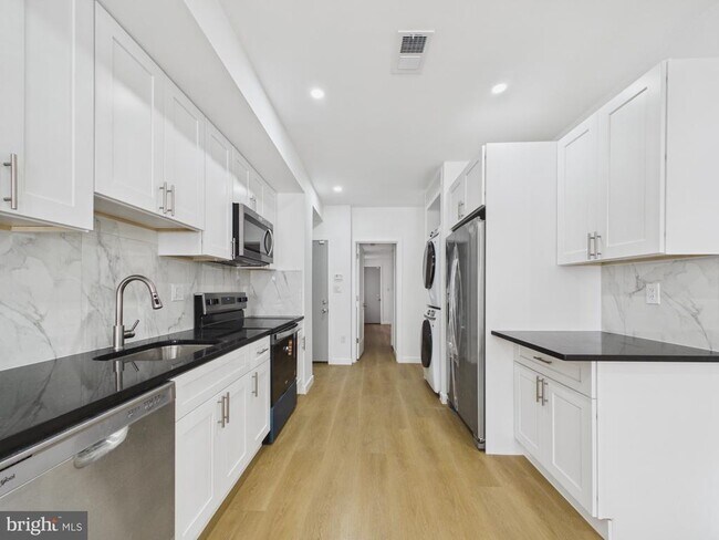 Photo - 3629 Warren St