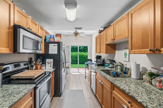 Building Photo - 318 SE 23rd Ave Rental