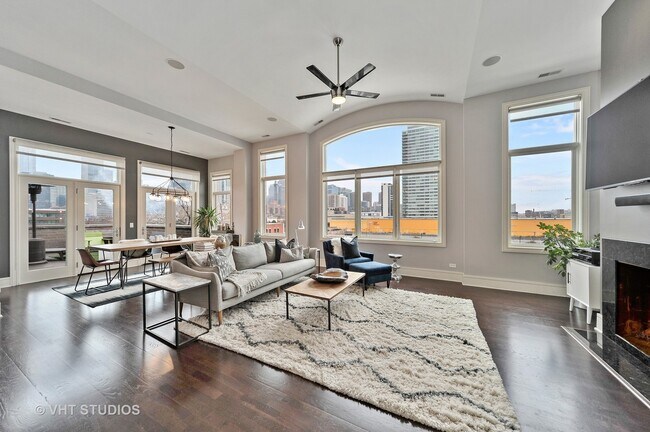 Photo - 711 W Grand Ave