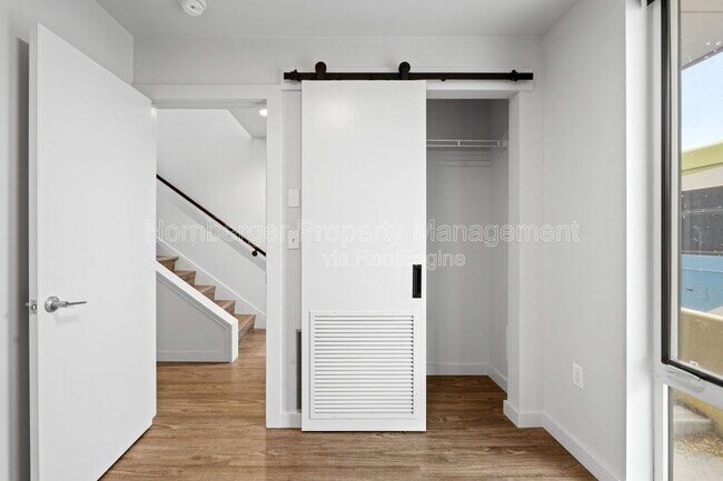 Photo - 1860 N Hamilton St