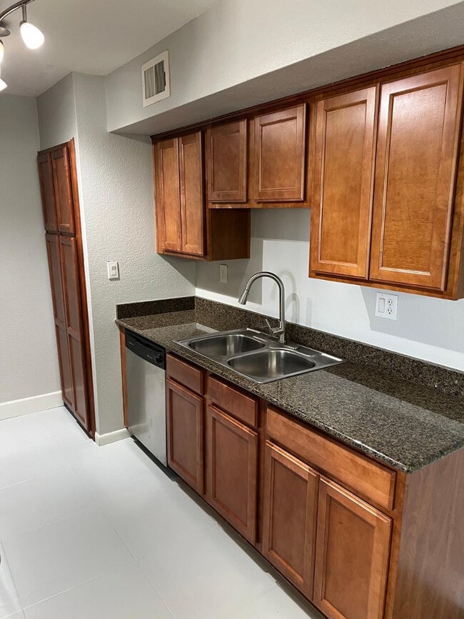 Building Photo - 5995 N 78th St Unit 2070