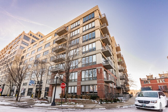 Building Photo - 1000 N Kingsbury St Rental