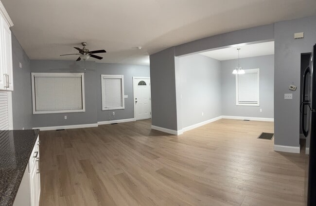 Living and Dining Area - 17 Williams St Unit 19 Williams St