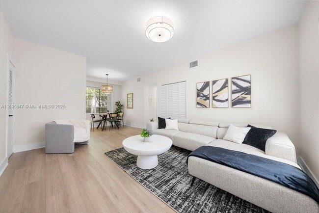 Building Photo - 1471 Lincoln Terrace Unit 1