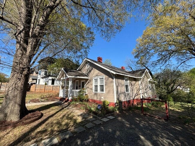 Building Photo - 2 Bedroom, 1.5 Baths Charming Bungalow located near Plaza Midwood