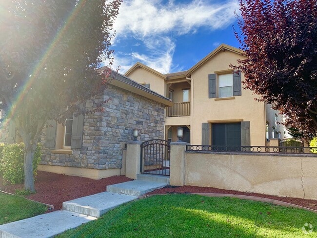 Building Photo - Gorgeous home in Patterson