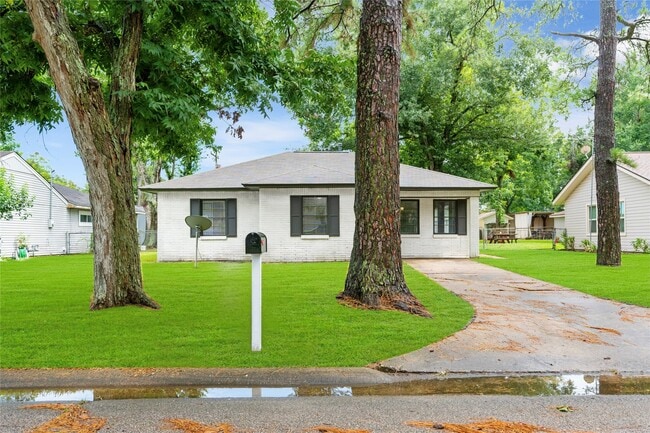 Building Photo - 1104 Southampton Dr