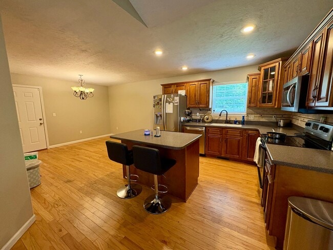 128 Lyle Curtis Cir