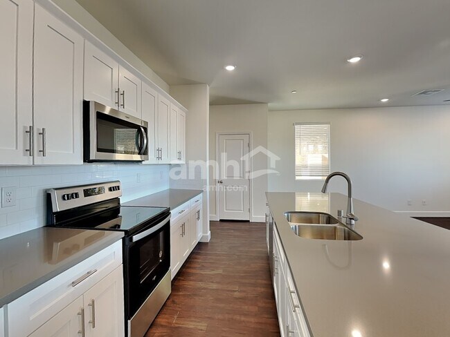 Photo - 260 Yasmin Daylily Pl