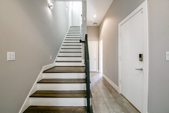 Photo - 3215 Garrow St