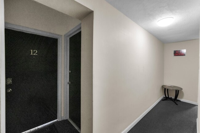 Building Photo - 439 Walnut St Unit 12