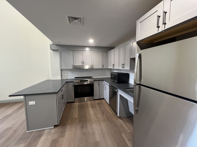 Building Photo - 160 Seabury St Unit 18