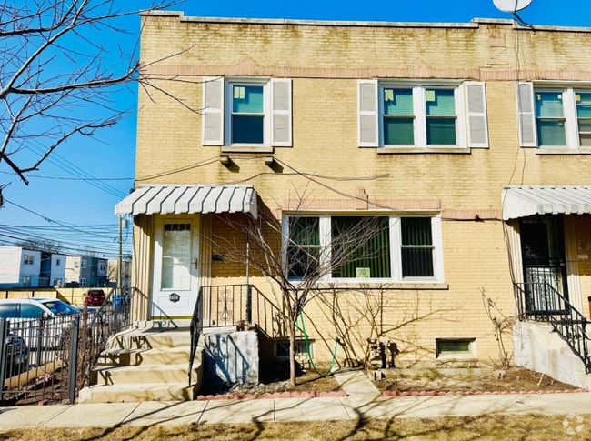 Building Photo - 6606 N Damen Ave Rental