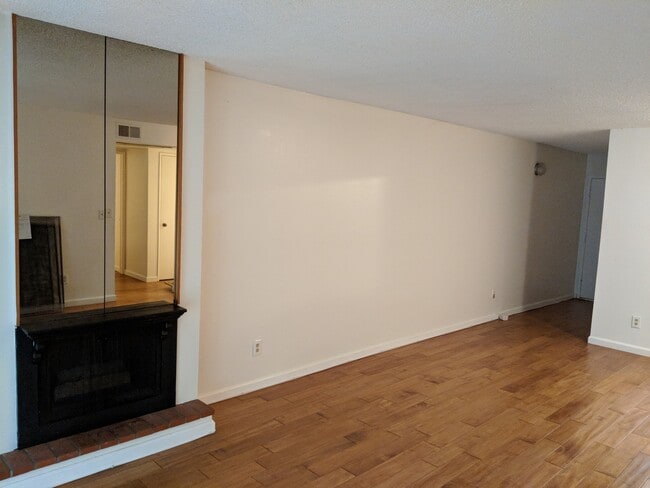 Photo - Great Condo in WeHo for Rent Unidad 3