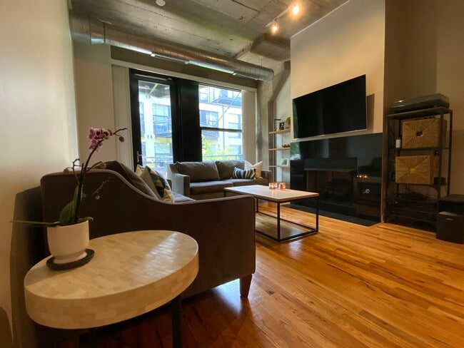 Building Photo - 1033 W 14th Pl Unit 212