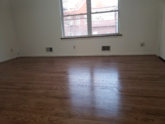 Photo - 857 Martin St