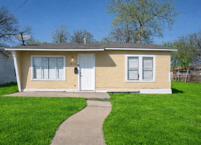 Building Photo - Great Home Near AT&T Center and Downtown!