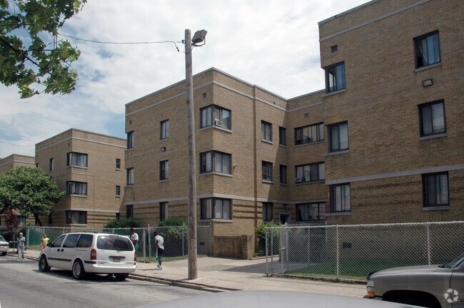 Exterior - Hedgerow Apartments