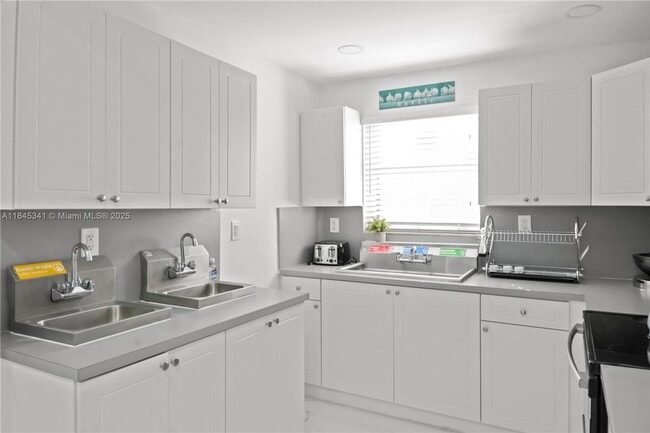 Building Photo - 1310 SW 76th Ave Rental