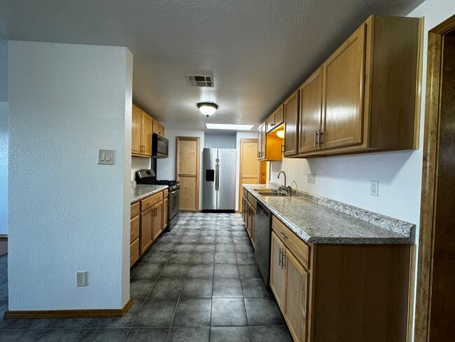 Photo - 908 Faye Pl NE