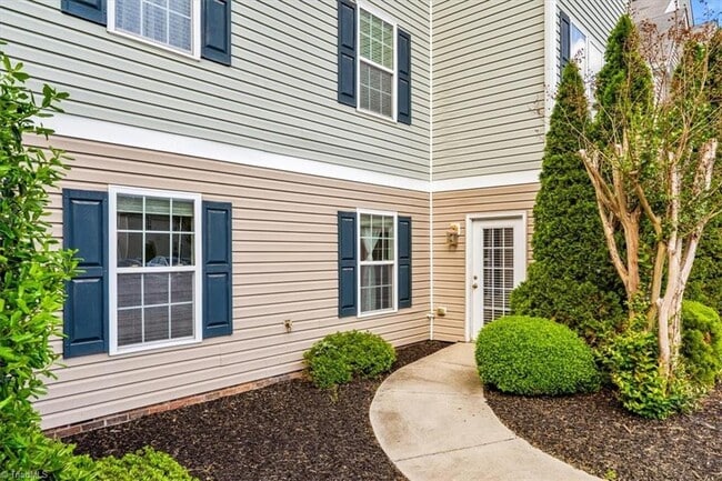 Building Photo - 4702 Pennoak Ln Unit Apt A