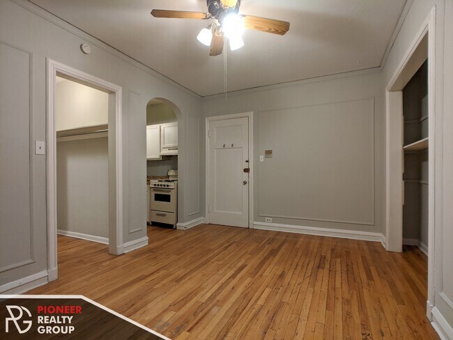Photo - 832 W Wolfram St Unit 837-102