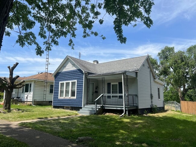 Building Photo - 2 Bedroom 1 Bath w/Garage and in unit Washer/Dryer