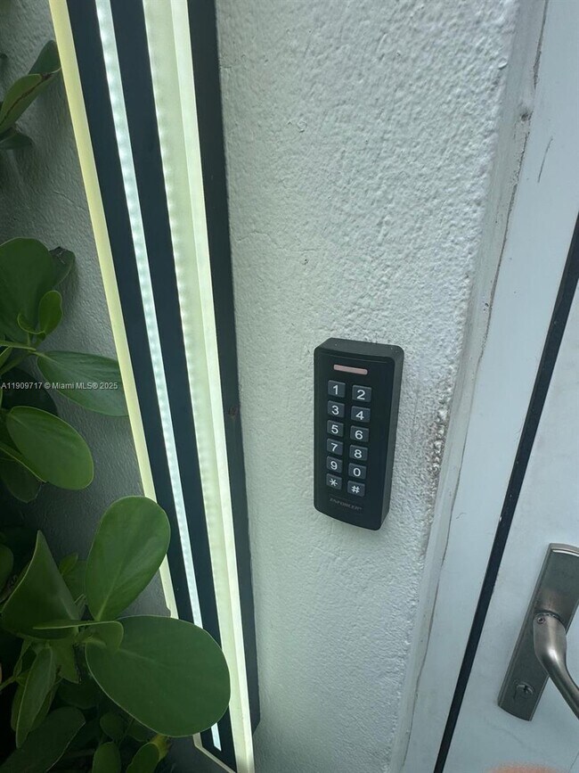 Photo - 315 W 28th St Unidad 4