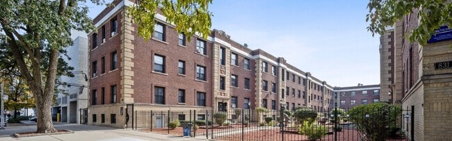 822 W Waveland Ave
