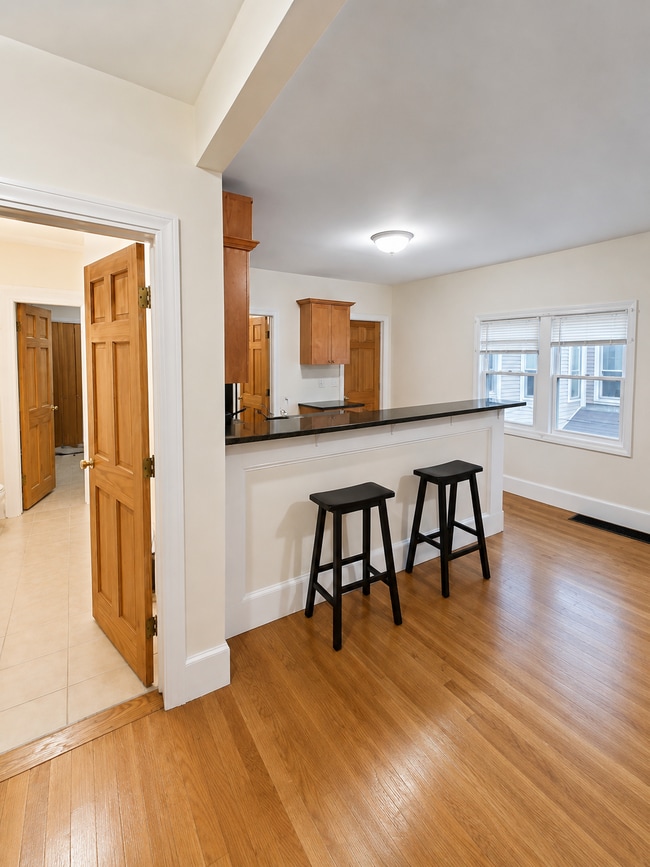 Building Photo - 185 Beacon St Unit 2