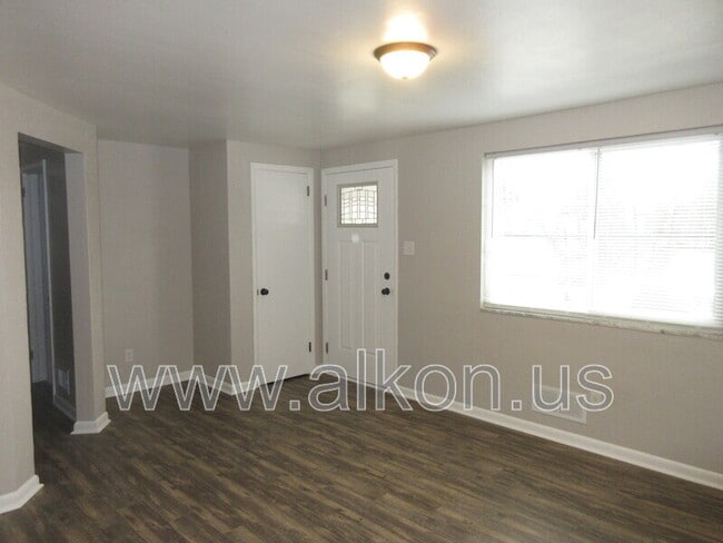 Photo - 1097 Roseanne Ave