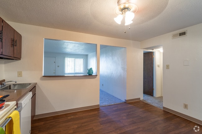 1BR, 1BA - 700 SF
